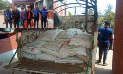 রাজস্থলীতে ২৯ বস্তা চোরাই চিনিসহ ৩জন আটক 